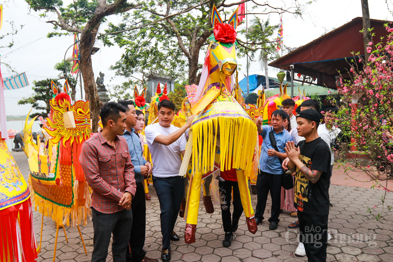 Nhiều người chi tiền trăm, thậm chí tiền triệu để có ngựa giấy, thuyền giấy và lễ vật dâng thần linh. Ảnh: Phúc Sơn