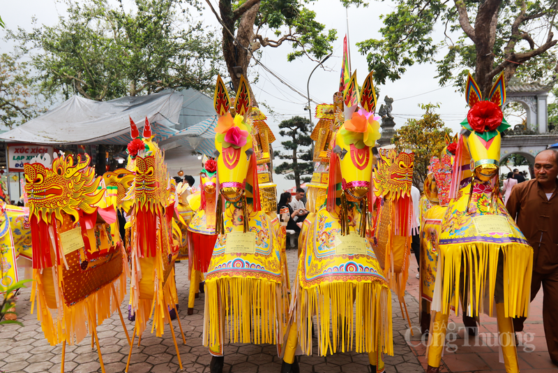 Ngựa giấy xếp hàng chờ hóa tại đền Chợ Củi, Hà Tĩnh trong những ngày đầu xuân. Ảnh: Phúc Sơn