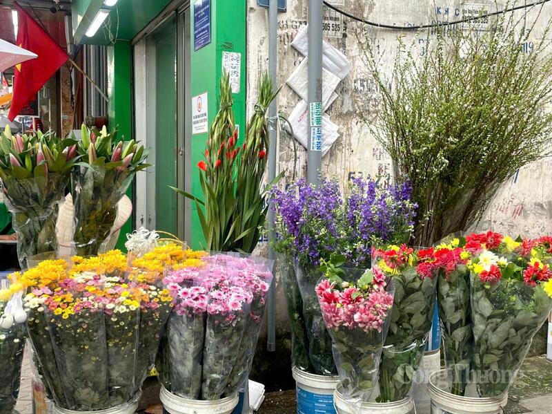 Споживачі надають перевагу вибору свіжих, яскравих квітів на день повного місяця, який вважається найважливішим днем ​​у році.