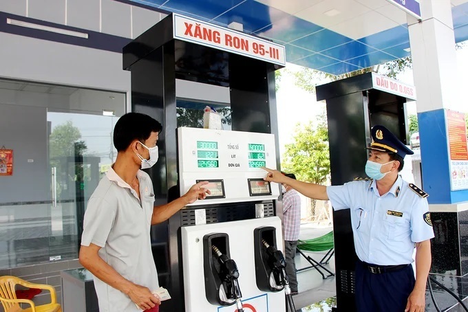 Lực lượng Quản lý thị trường kiểm tra hoạt động kinh doanh xăng dầu. Ảnh: Hoa Lê