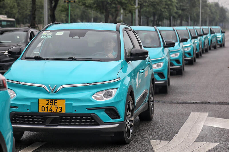 Đến năm 2030, Hà Nội đặt mục tiêu hoàn thành việc chuyển đổi 100% xe taxi sử dụng nhiên liệu xăng, dầu sang xe taxi sử dụng điện. Ảnh: LK