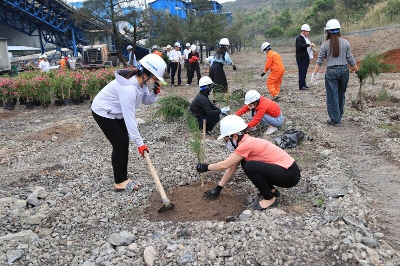 Hoạt đồng nhằm tạo cảnh quan môi trường nhà máy xanh, sạch, đẹp. Ảnh: LA