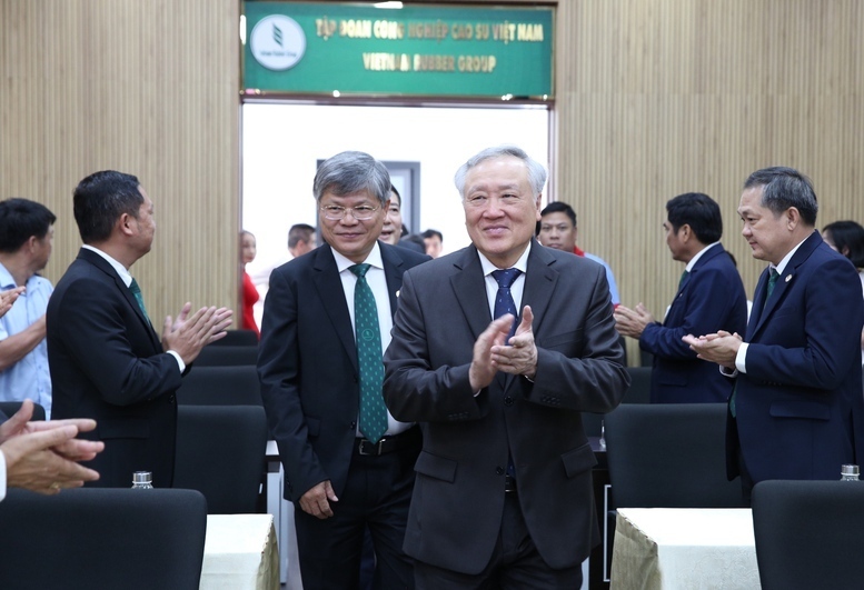 Phó Thủ tướng Thường trực Chính phủ Nguyễn Hòa Bình thăm và làm việc tại Tập đoàn Công nghiệp Cao su Việt Nam vào chiều 27/2. Ảnh: VGP/Nguyễn Hoàng