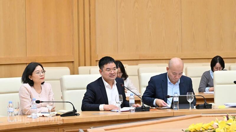 Đại diện Lãnh đạo các đơn vị thảo luận tại cuộc họp. Ảnh: Cấn Dũng