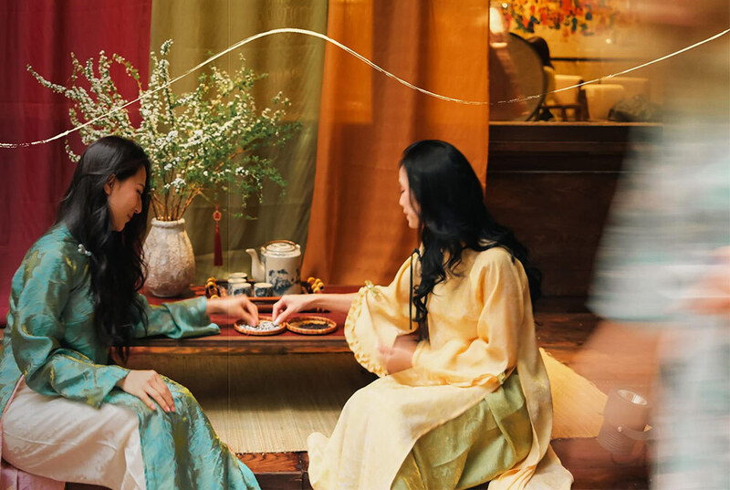 Chiếc phản gỗ, bộ ấm trà và đĩa quả theo mùa trở thành điểm nhấn chủ đạo, tái hiện hình ảnh chõng tre quen thuộc trong văn hóa làng quê xưa.