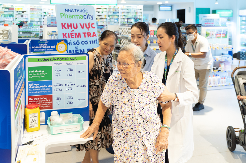Người dân thực hiện đo tầm soát tại nhà thuốc nhằm đánh giá toàn diện, đảm bảo được phát hiện bệnh lý sớm thông qua các chỉ số sức khỏe.
