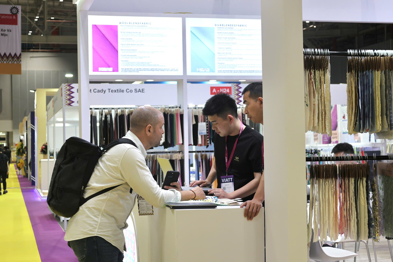 Đại diện doanh nghiệp trực tiếp tư vấn và giới thiệu các dòng vật liệu mới cho đối tác quốc tế tại triển lãm. Ảnh: Minh Anh