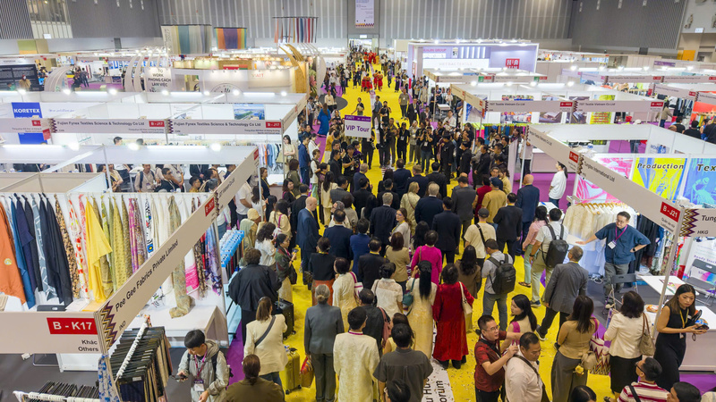 Đông đảo khách tham quan và đối tác quốc tế tìm hiểu giải pháp công nghệ, vật liệu mới tại các gian hàng trong khuôn khổ VIATT 2026.