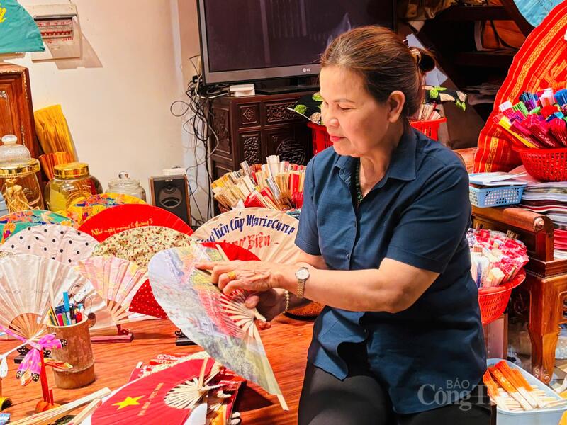 Dna Nguyen Thi Tuan, în vârstă de 66 de ani, este artizană în satul Chang Son, specializat în fabricarea de evantaie. Fotografie: Nhat Chi