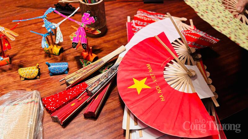 Modele lucrate manual care reflectă bogata identitate culturală a Vietnamului. Fotografie: Nhat Chi