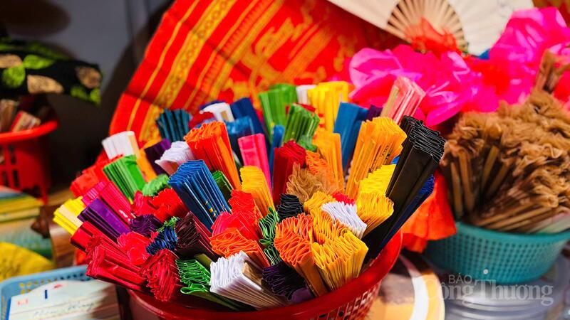 Evantaiurile sunt frumos împachetate în atelierul dnei Nguyen Thi Tuan. Foto: Nhat Chi