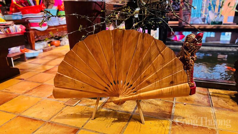 Evantaiele din lemn sunt cele mai consumatoare de timp și dificil de realizat din cauza dimensiunilor mari și a designului complex. Foto: Nhat Chi