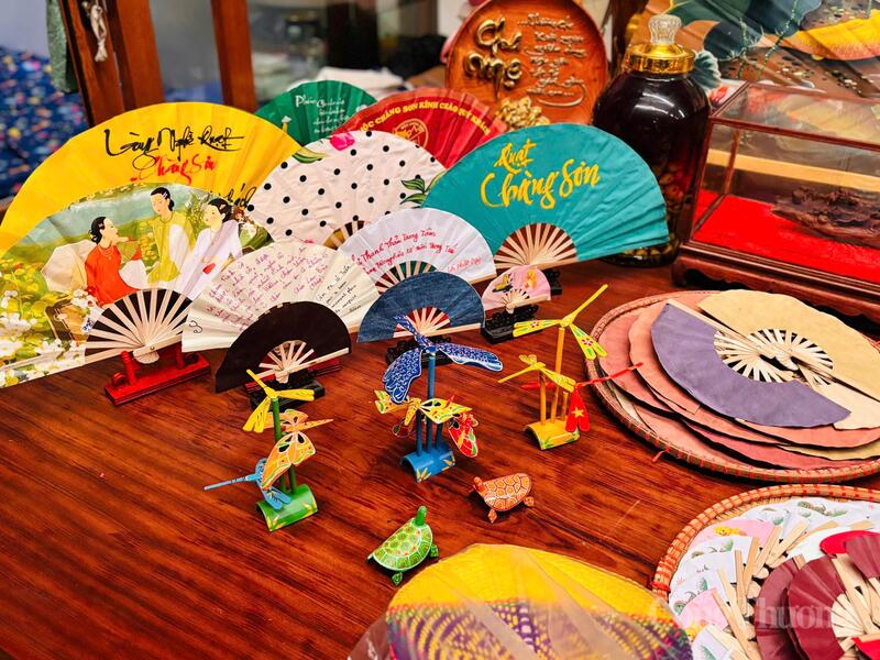 Evantaiurile Chang Son vin într-o mare varietate de modele și stiluri, atrăgând turiștii să viziteze. Foto: Nhat Chi