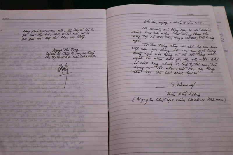 Những dòng lưu bút của các lãnh đạo Đảng, Nhà nước qua các thời kì trong cuốn sổ lưu niệm. Ảnh: Nguyễn Dương
