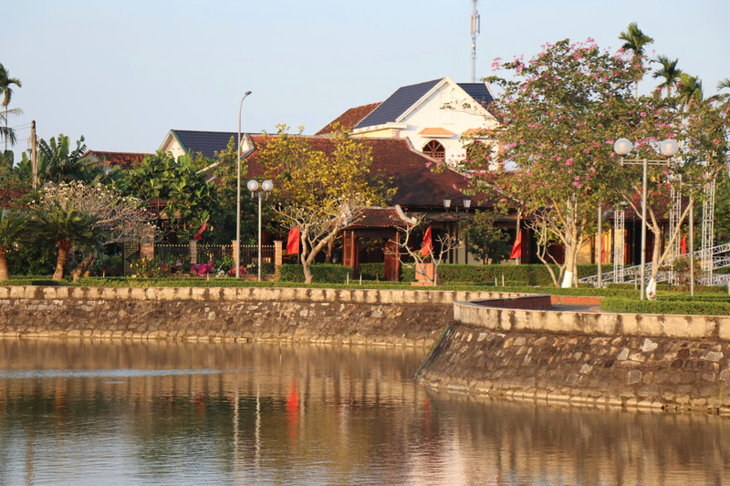 Không gian nơi đây vừa rực rỡ sắc xuân, vừa giữ được vẻ trang nghiêm, tĩnh lặng. Ảnh: Nguyễn Dương