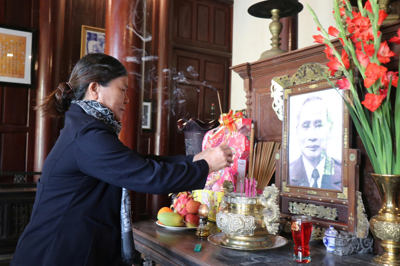 Những ngày này, từng đoàn người nối nhau về đây dâng hương, hướng đến kỉ niệm 120 năm ngày sinh của Thủ tướng Phạm Văn Đồng. Ảnh: Nguyễn Dương