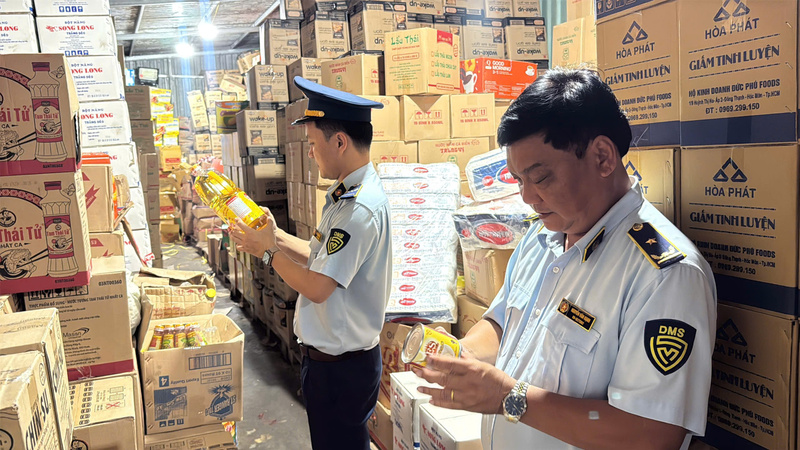 Lực lượng Quản lý thị trường Tây Ninh kiểm tra cửa hàng kinh doanh thực phẩm.