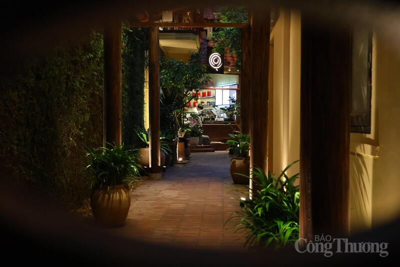 Mái ngói, cổng nhỏ, bàn trà xưa và khoảng sân tĩnh lặng tạo cảm giác như bước vào một góc làng quê giữa lòng phố.