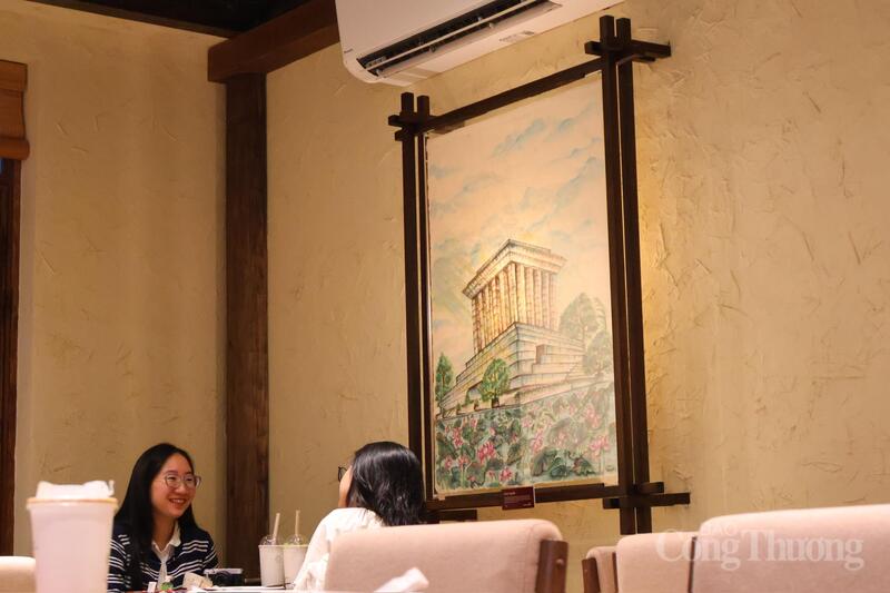 Bức tranh khắc họa Lăng Bác của Nghệ sĩ Đoàn Thái Cúc Hương gợi nhắc ký ức chung của nhiều thế hệ người Việt ngay tại không gian quán.