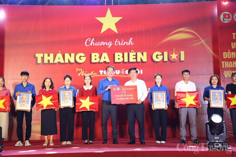 Bí thư Trung ương Đoàn, Chủ tịch Trung ương Hội Liên hiệp Thanh niên Việt Nam Nguyễn Tường Lâm trao cờ Tổ quốc và ảnh Bác cho người dân - Ảnh: Đăng Hải