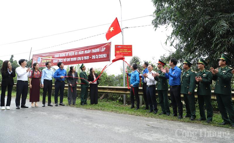 Khánh thành công trình "Thắp sáng đường biên" dài 3 km tại thôn Hà Trai - Ảnh: Đăng Hải