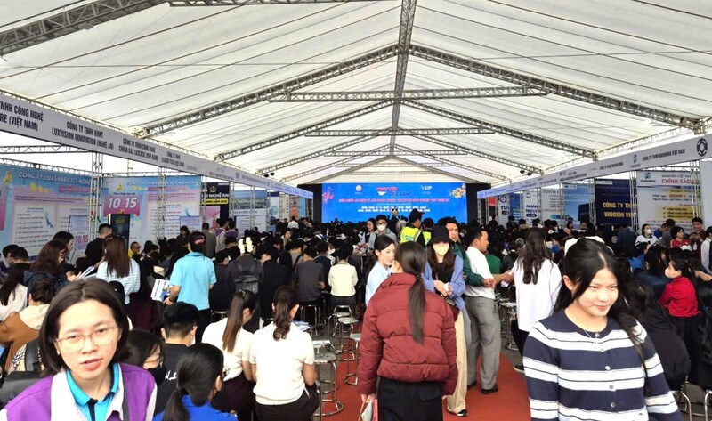Đông kín ngườ lao động tham gia Ngày hội việc làm