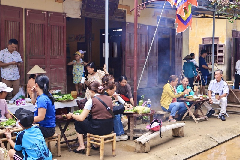 Các gian hàng không chỉ quảng bá nét văn hóa ẩm thực của địa phương, mà còn góp phần thúc đẩy kinh tế, mang về nguồn thu nhập cho người dân. Ảnh: Diễm Phúc
