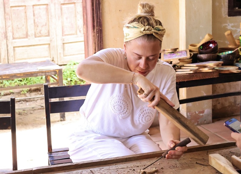 Du khách Cynthia, đến từ Thụy Sĩ bày tỏ sự thích thú sau khi tham gia hoạt động điêu khắc gỗ và dệt chiếu, bà cho rằng đây là một trong những điểm nhấn của Hội An và điểm nhấn trong chuyến du lịch của bà. “Tôi sẽ ở lại Hội An nhiều ngày hơn nữa vì tìm hiểu được sẽ còn một số lễ hội hấp dẫn như thế này tại đây, tôi muốn trải nghiệm”, du khách Cynthia chia sẻ. Ảnh: Diễm Phúc