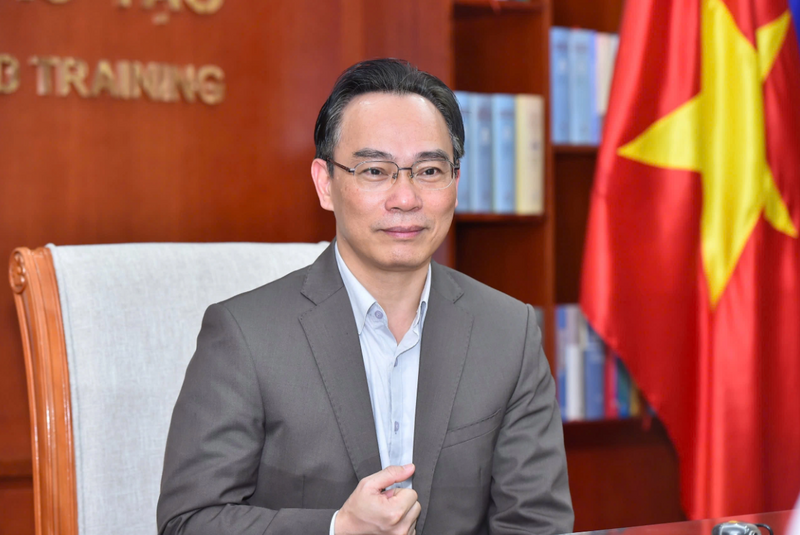 Thủ tướng Chính phủ giao ông Hoàng Minh Sơn - Ủy viên Trung ương Đảng, Giám đốc Đại học Quốc gia Hà Nội giữ chức Quyền Bộ trưởng Bộ Giáo dục và Đào tạo. Ảnh: Nguyễn Mạnh