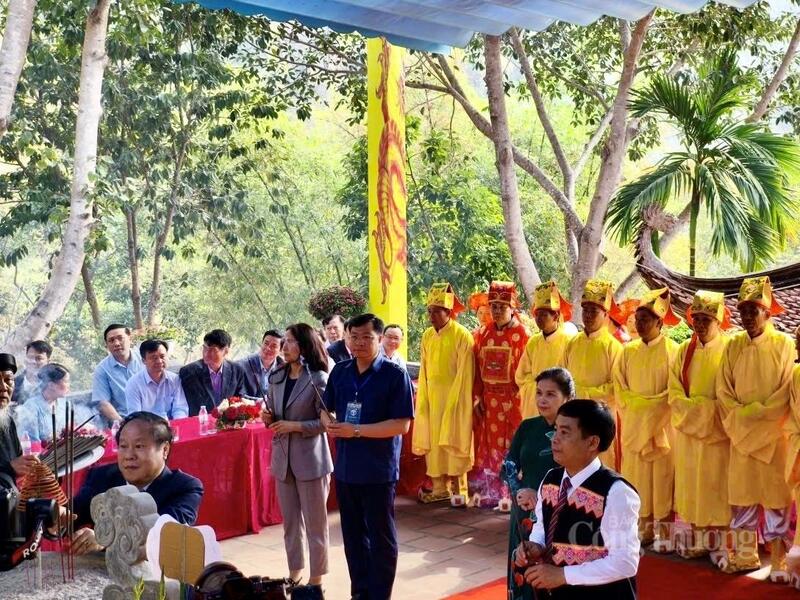 Các đại biểu dâng hương tại Đền thờ Vua Lê Thái Tổ.