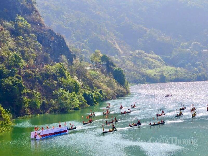 Đoàn rước kiệu bộ, đoàn rước linh thiêng dưới sông Đà.