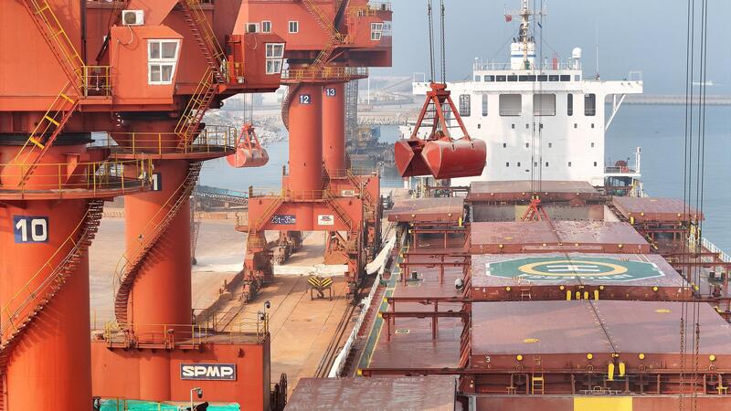 Trung Quốc thông báo sẽ tạm dừng áp thuế bổ sung đối với một số mặt hàng nhập khẩu từ Canada. Ảnh: CGTN