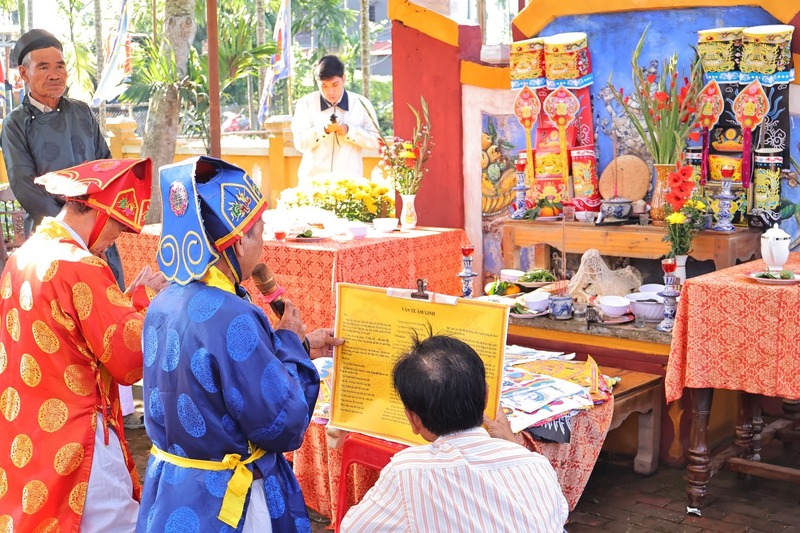 Trong đó, Lễ tế Tiền hiền Kim Bồng diễn ra từ tại Đình Tiền Hiền, mang ý nghĩa tưởng nhớ và tri ân các bậc tiền nhân, những người đã đặt nền móng cho làng nghề mộc Kim Bồng, truyền lại kỹ nghệ và tinh thần lao động bền bỉ qua nhiều thế hệ. Ảnh: Diễm Phúc