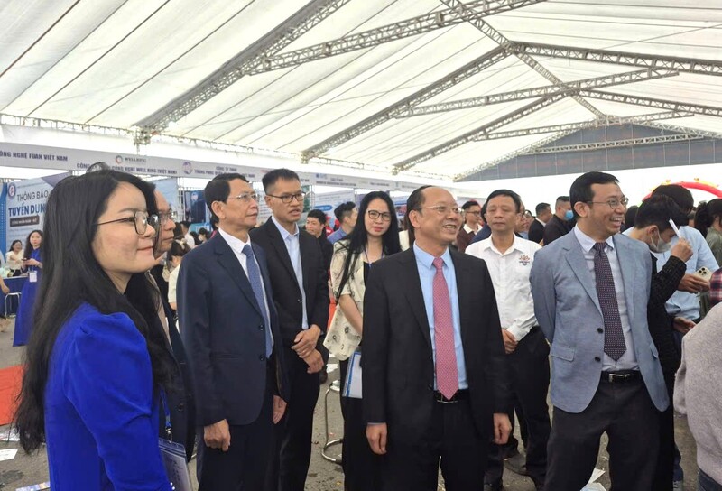 Lãnh đạo tỉnh Nghệ An cùng các sở, ngành, Ban Quản lý KKT Đông Nam và Công ty TNHH VSIP Nghệ An tham quan các gian tuyển dụng