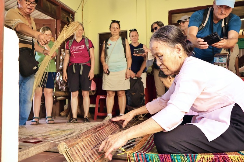 Ngày hội diễn ra sôi nổi hơn với nhiều hoạt động phong phú như: trưng bày, trình diễn các nghề truyền thống gồm mộc, điêu khắc tre, đóng ghe, đan túi xách, đan thúng, tráng mì, chẻ lác, dệt chiếu,... Ảnh: Diễm Phúc