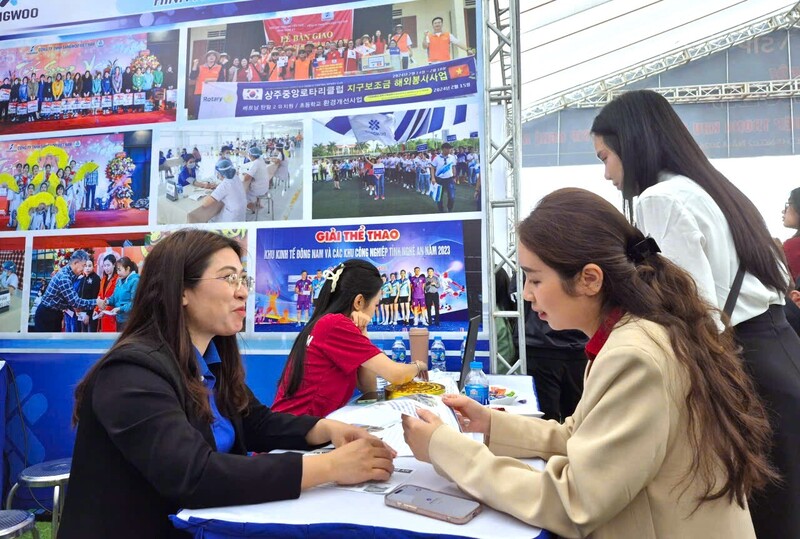 Các doanh nghiệp chuẩn bị chu đáo hình ảnh giới thiệu, tờ rơi, bánh kẹo để đón tiếp người lao động