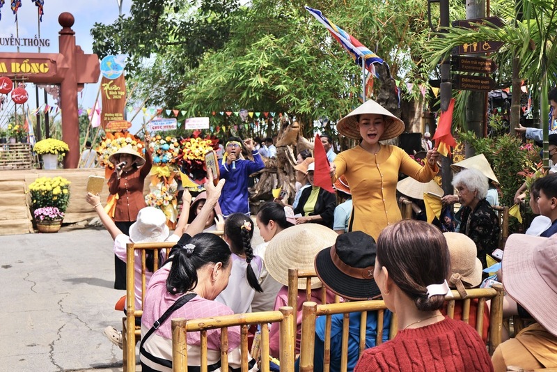 Bên cạnh đó là các hoạt động hấp dẫn như đua ghe ngang, trò chơi dân gian, hô hát bài chòi, chương trình “Thiếu nhi Hội An với làng nghề” và giao lưu văn nghệ “Hội An với làng nghề truyền thống”. Ảnh: Diễm Phúc