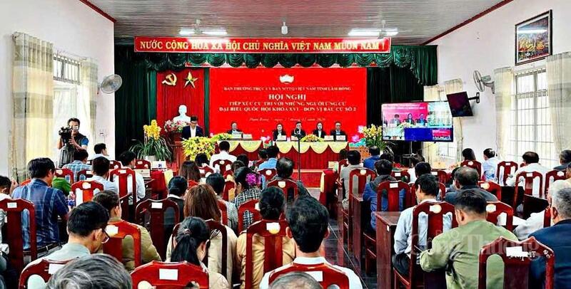 Tiếp xúc cử tri tại phường Bình Thuận. Ảnh: Minh An