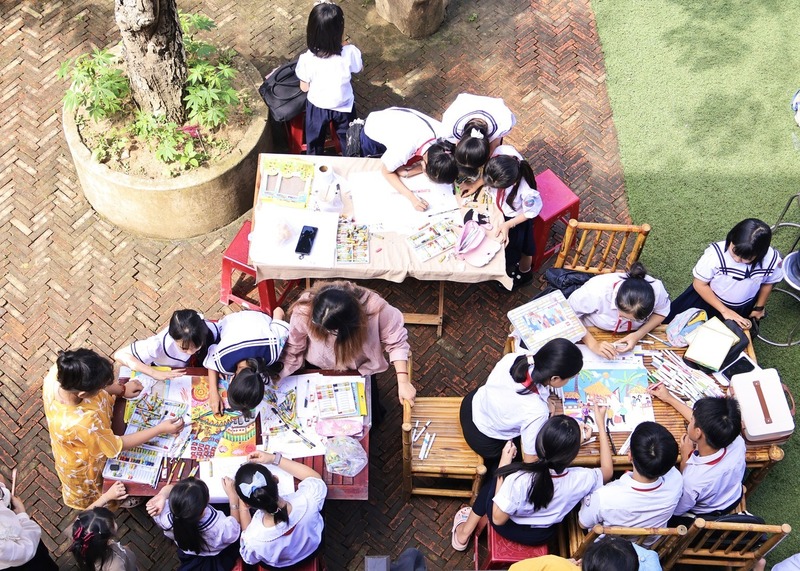 Ngoài việc tổ chức cuộc thi vẽ tranh về Làng mộc Kim Bồng, phường Hội An còn tạo điều kiện cho các em học sinh trên địa bàn được trực tiếp tham gia các hoạt động, gắn với tuyên truyền, giáo dục về tinh thần bảo tồn và phát triển làng nghề. Ảnh: Diễm Phúc