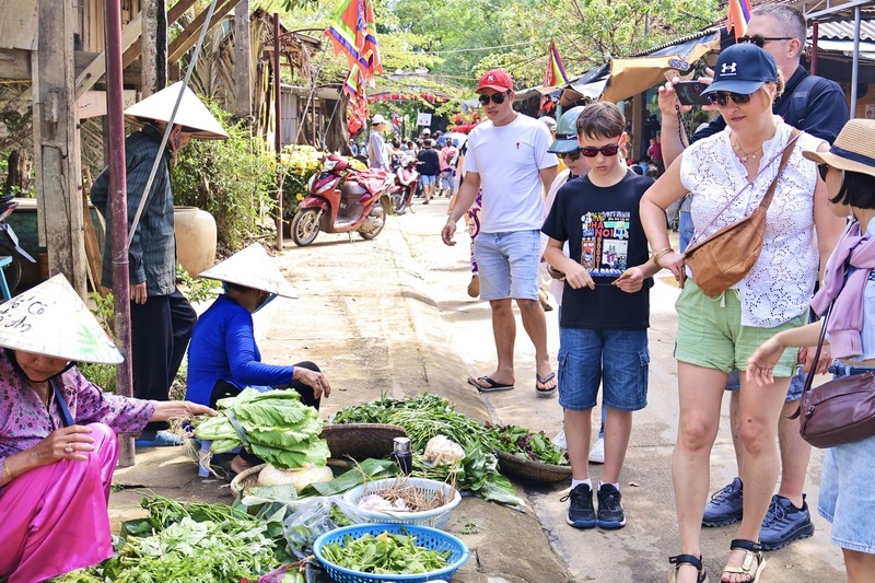 Chợ quê Kim Bồng bày bán các món ăn dân dã đậm vị quê, các sản phẩm OCOP của địa phương và nông sản do chính tay bà con trồng trọt, chăm sóc. Ảnh: Diễm Phúc