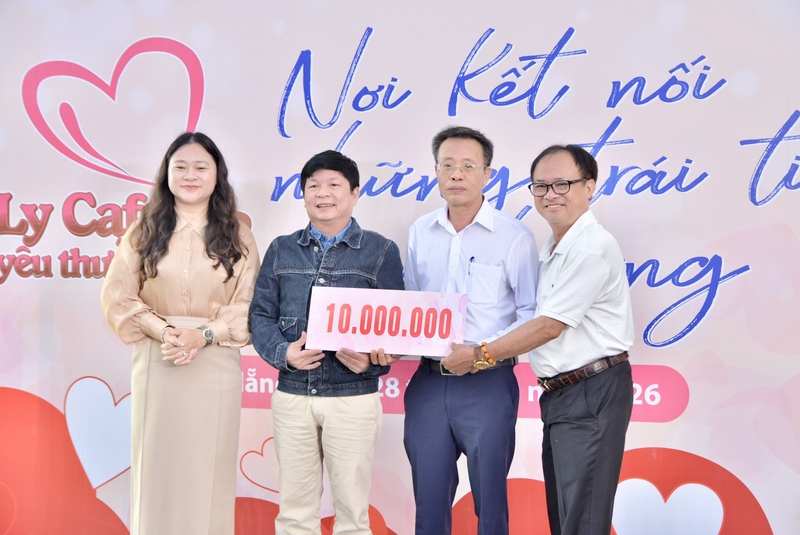 Các cơ quan, đơn vị, khách mời trao ủng hộ quỹ chương trình "Ly café yêu thương". Ảnh: Ngọc Thảo