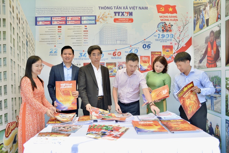 Các đại biểu tham quan gian hàng tại Hội Báo Xuân Bính Ngọ 2026. Ảnh: Ngọc Thảo