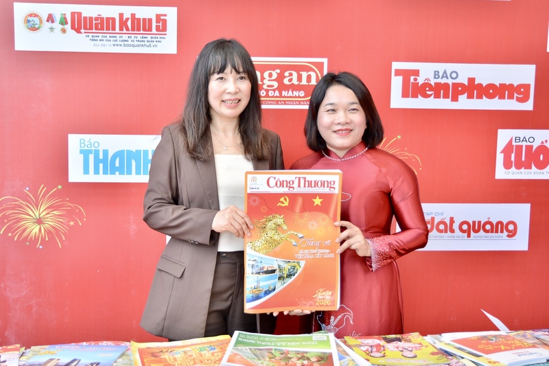 Trưởng Ban Tuyên giáo và Dân vận Thành ủy Đà Nẵng Huỳnh Thị Thùy Dung và Giám đốc Sở Văn hóa, Thể thao và Du lịch Đà Nẵng Trương Thị Hồng Hạnh với ấn phẩm Báo Công Thương. Ảnh: Ngọc Thảo
