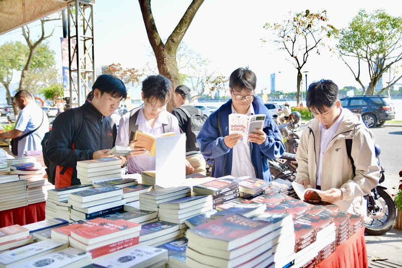 Khu vực trưng bày sách giới thiệu tới độc giả thành phố trên 1.000 đầu sách mới, hay và giá trị. Ảnh: Ngọc Thảo