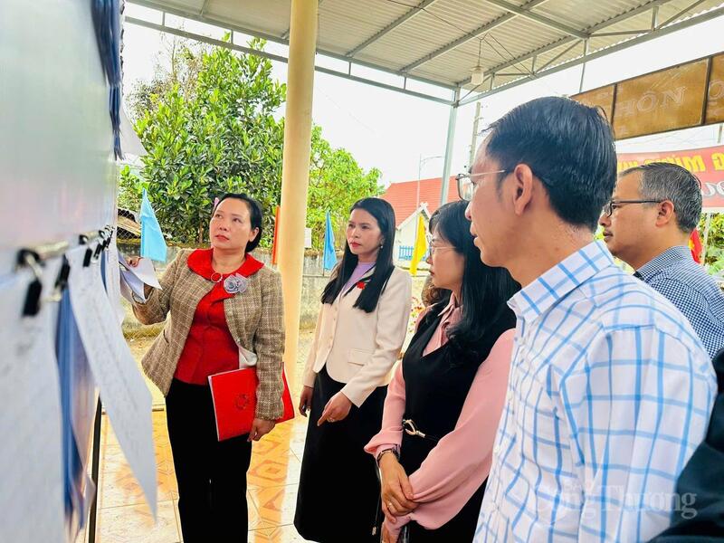 Bí thư xã Ka Đô kiểm tra danh sách bầu cử tại các thôn. Ảnh: Minh An