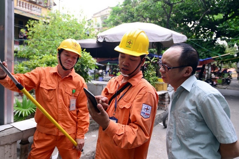 Hóa đơn điện sau Tết có thể tăng đột biến khi điều hòa, máy sưởi, bình nóng lạnh, bếp điện hoạt động liên tục nhiều ngày. Ảnh minh họa