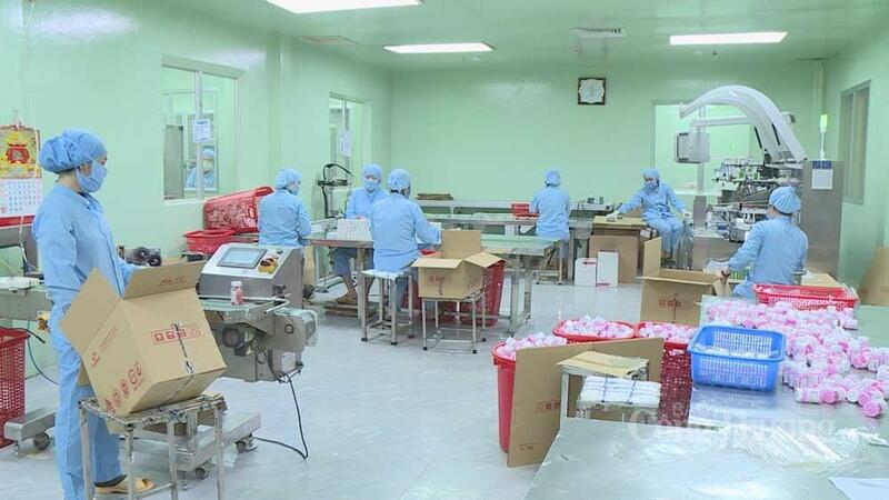 Sự quyết tâm của doanh nghiệp và người lao động chính là bệ đỡ vững chắc cho nền kinh tế Hà Tĩnh phát triển. Ảnh: Trọng Tùng