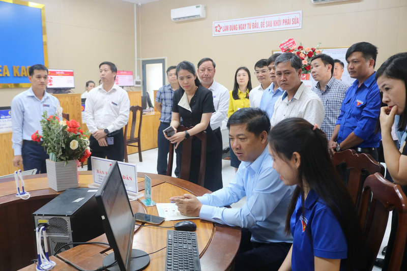 Bí thư Tỉnh uỷ Đắk Lắk Lương Nguyễn Minh Triết thăm (người ngồi thứ 2), kiểm tra tại Trung tâm phục vụ hành chính công phường Ea Kao. Ảnh: Kim Bảo