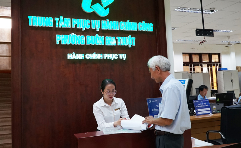 Người dân đến làm thủ tục tại Trung tâm phục vụ hành chính công phường Buôn Ma Thuột. Ảnh: Vũ Long