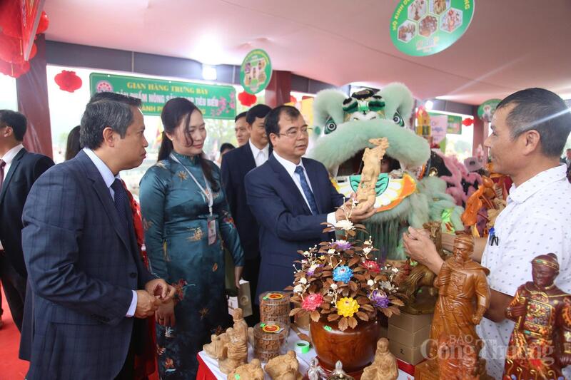 Lãnh đạo TP. Hải Phòng, cùng các đại biểu tham quan, trải nghiệm các gian hàng tại Tuần Văn hóa, du lịch và xúc tiến thương mại Côn Sơn, Kiếp Bạc 2026.